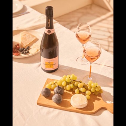 View Veuve Clicquot Rose Champagne 75cl number 1